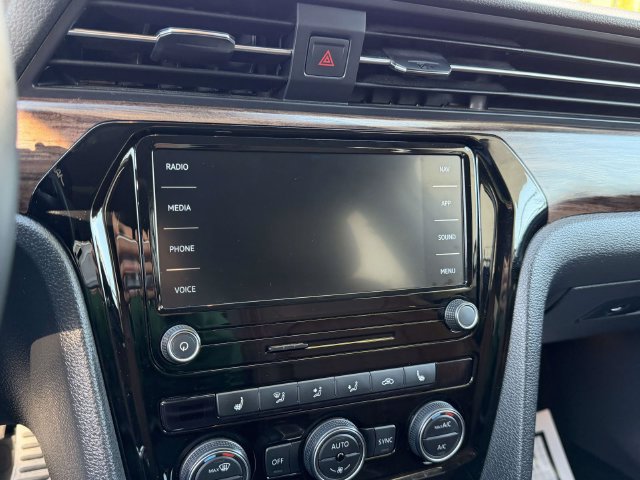Certified 2022 Volkswagen Passat 2.0T FWD image 27