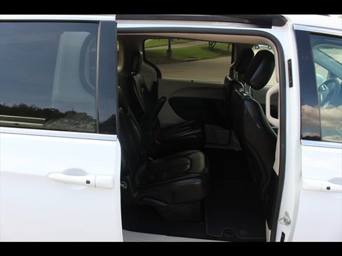Used 2022 Chrysler Pacifica Touring-L FWD image 12