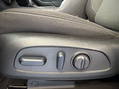Used 2023 Chevrolet Traverse LT FWD image 17