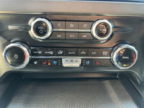 Used 2024 Ford F250 Platinum w/ FX4 Off-Road Package AWD/4WD image 29