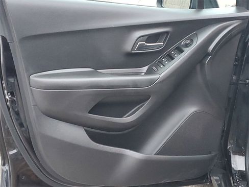 Used 2022 Chevrolet Trax LS w/ Tint and Cruise Package image 19