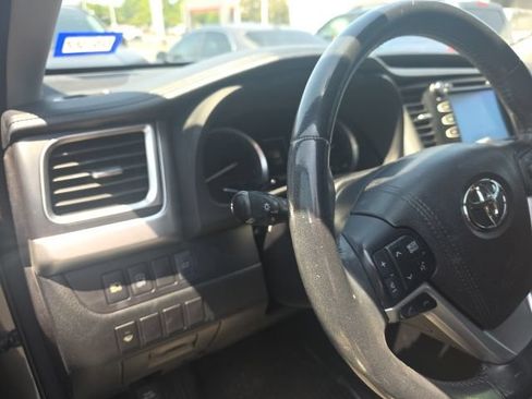 Used 2017 Toyota Highlander SE FWD image 9