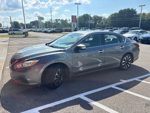 Used 2018 Nissan Altima 2.5 SV w/ 2.5 SV Technology Package FWD image 2