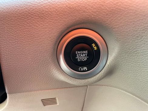 Used 2023 Chrysler Pacifica Touring-L FWD image 20