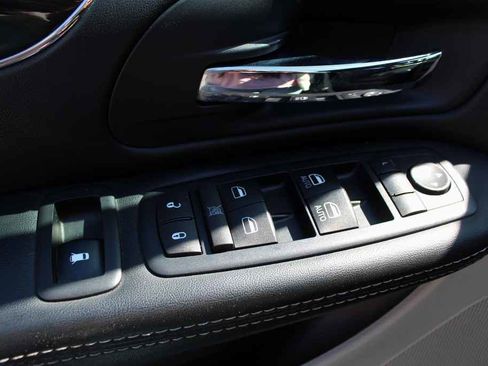 Used 2016 Dodge Grand Caravan SXT image 12