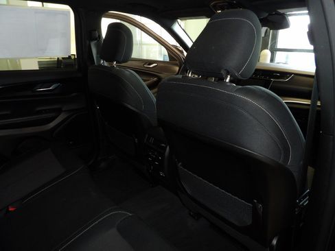 Used 2025 Jeep Grand Cherokee Laredo X w/ Luxury Tech Group I AWD/4WD image 17