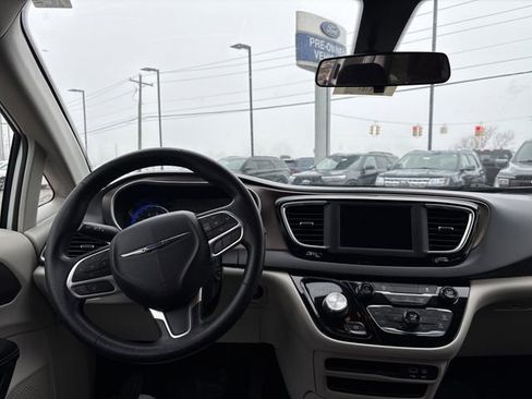 Used 2020 Chrysler Voyager L image 28