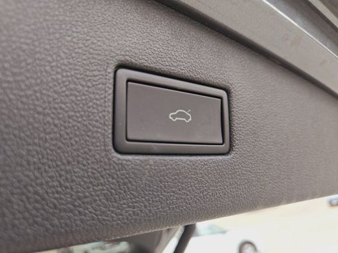 New 2024 Volkswagen Tiguan SE image 29