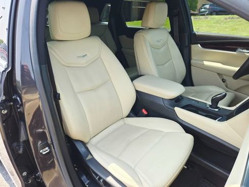 Used 2017 Cadillac XT5 Luxury w/ Driver Awareness Package FWD image 18