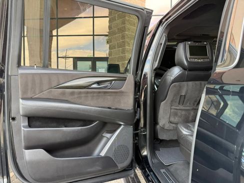 Used 2018 Cadillac Escalade ESV Platinum AWD/4WD image 35