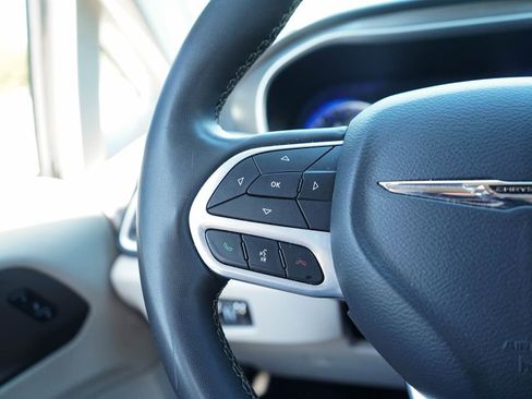 Used 2023 Chrysler Pacifica Touring-L image 28