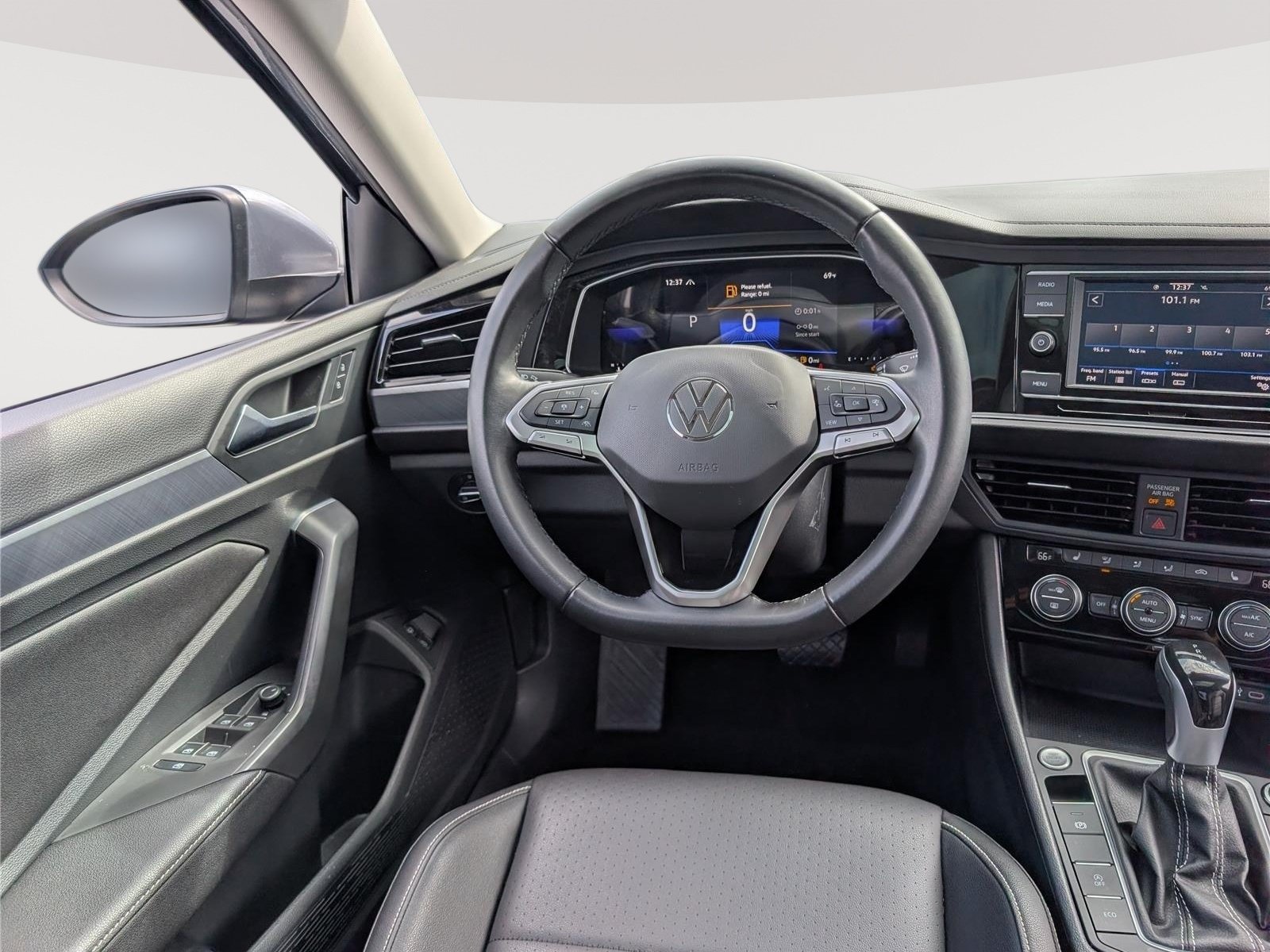 Used 2023 Volkswagen Jetta SE w/ Panoramic Sunroof Package FWD image 17