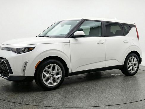 Used 2025 Kia Soul LX w/ LX Technology Package image 3