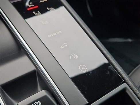 Certified 2025 Porsche Macan image 19