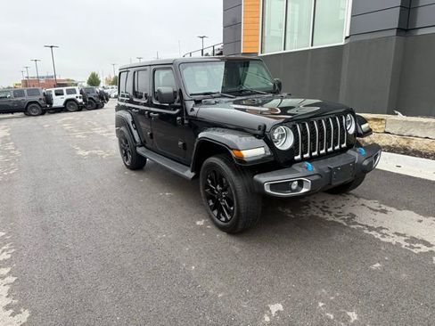 Used 2022 Jeep Wrangler Unlimited Sahara w/ Cold Weather Group AWD/4WD image 2