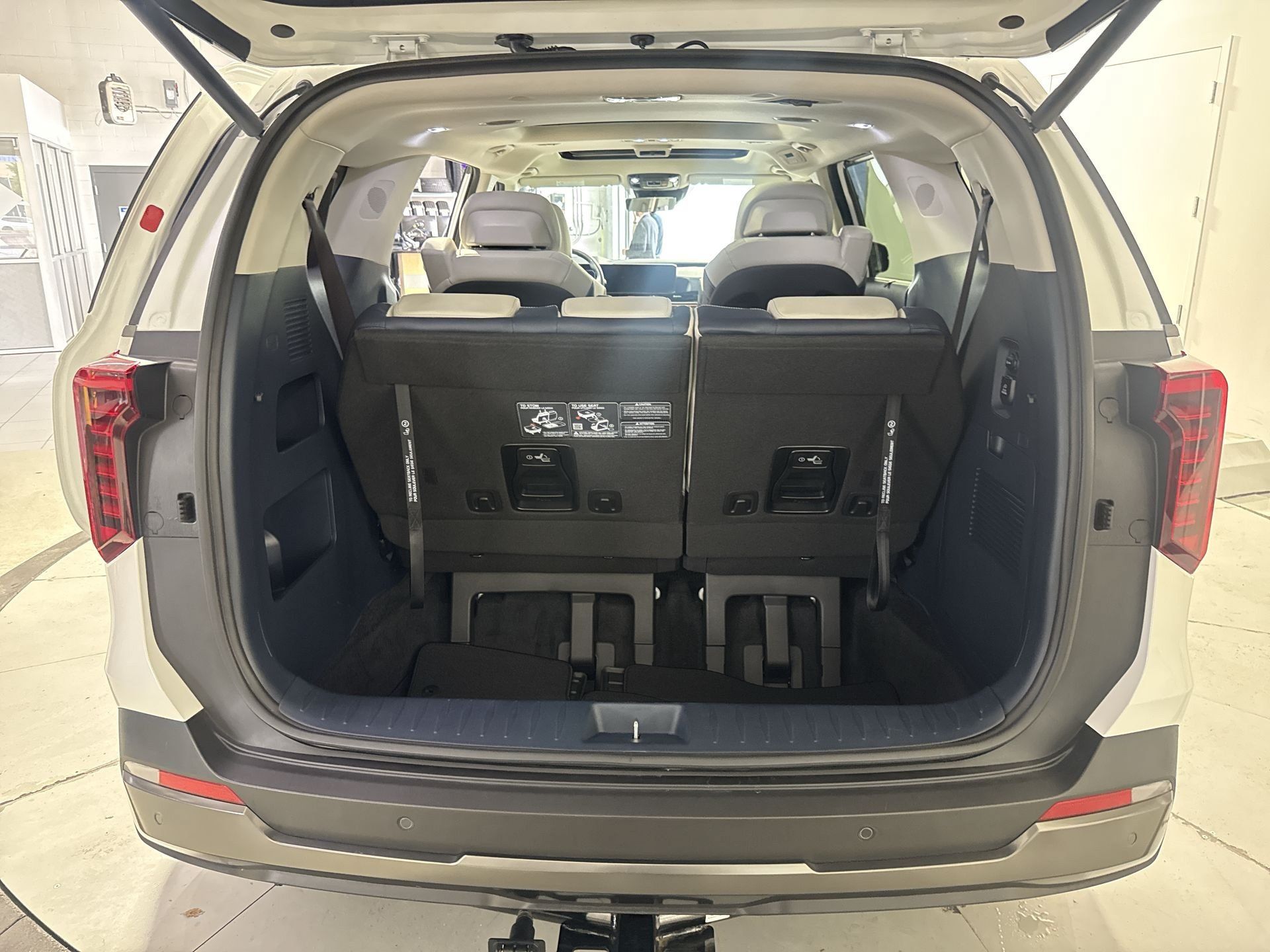 Used 2025 Kia Carnival SX Prestige FWD image 28