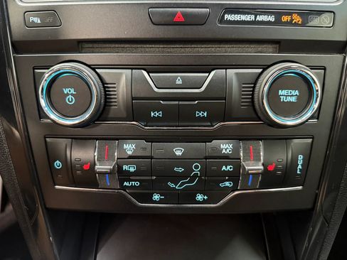 Used 2017 Ford Explorer XLT w/ Equipment Group 202A AWD/4WD image 29