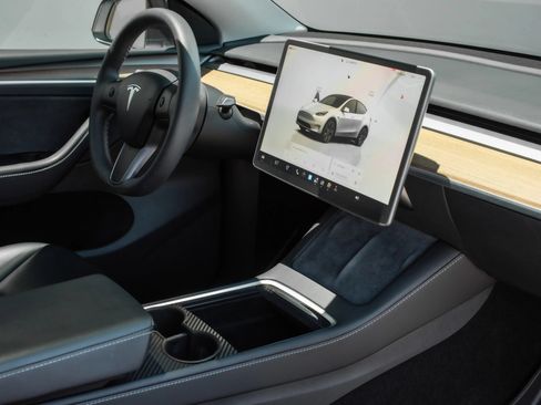 Used 2024 Tesla Model Y Long Range RWD image 12