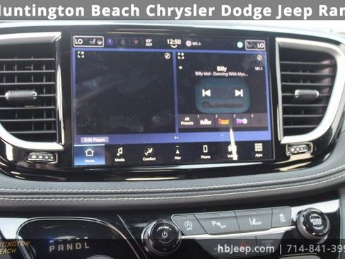 Used 2026 Chrysler Pacifica Select image 26