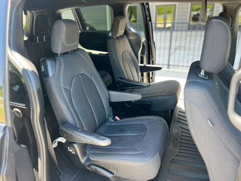 Used 2018 Chrysler Pacifica Touring Plus w/ S Appearance Package FWD image 12