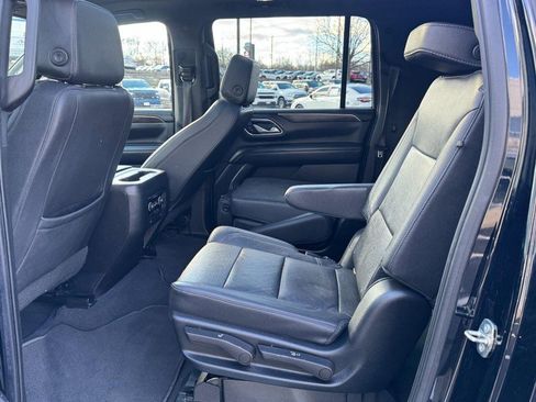 Used 2022 Chevrolet Suburban LT w/ Luxury Package image 12