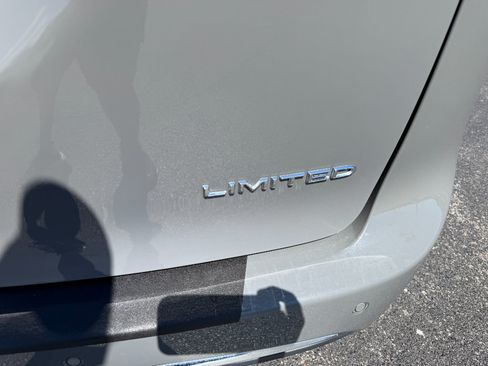 Used 2023 Chrysler Pacifica Limited FWD image 10