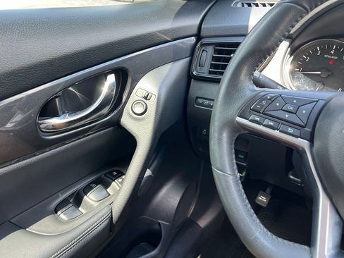 Used 2017 Nissan Rogue SV FWD image 19