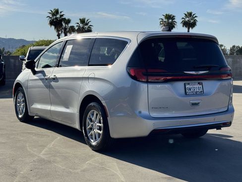 Used 2024 Chrysler Pacifica Touring image 4