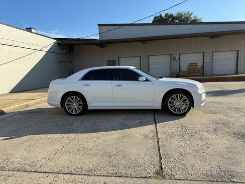 Used 2011 Chrysler 300 Limited RWD image 5