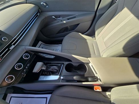 Used 2025 Hyundai Elantra SE image 12