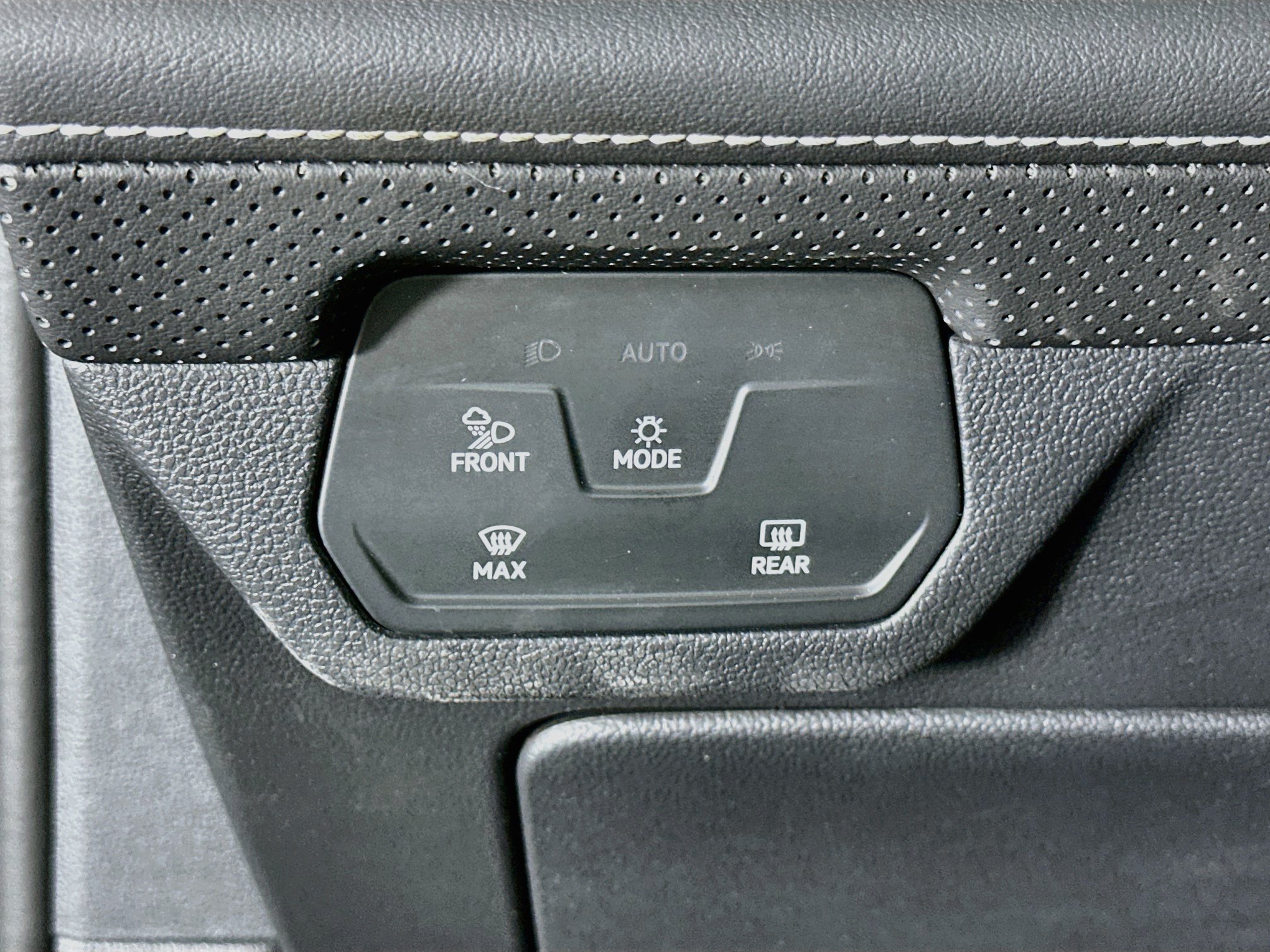 Used 2025 Volkswagen Atlas SE FWD image 17