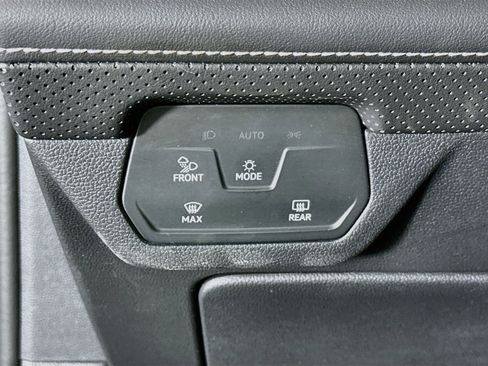 Used 2025 Volkswagen Atlas SE FWD image 17