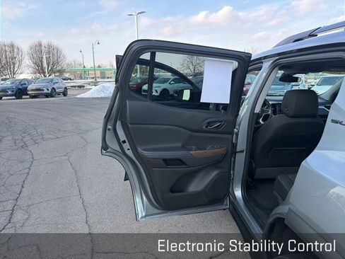 Used 2023 GMC Acadia SLE w/ Driver Convenience Package image 30