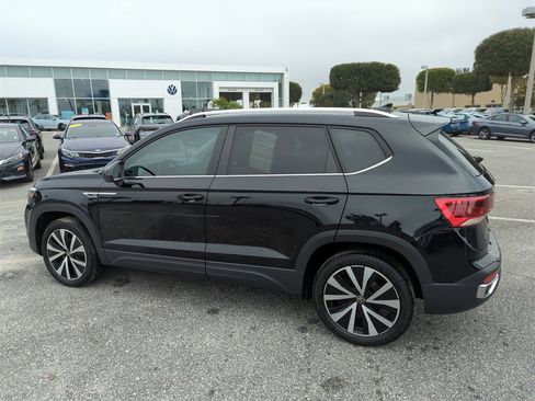 Used 2022 Volkswagen Taos SE w/ Panoramic Sunroof Package image 10