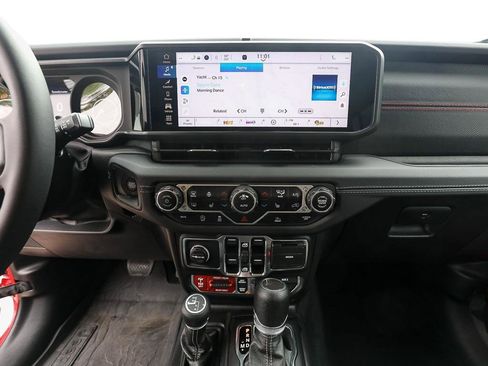 Used 2024 Jeep Wrangler Unlimited Rubicon w/ Convenience Group AWD/4WD image 16