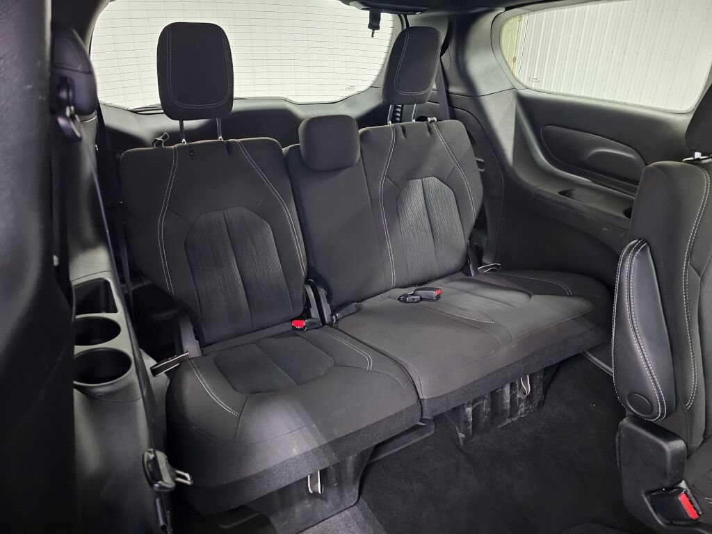 Used 2023 Chrysler Pacifica Touring FWD image 18