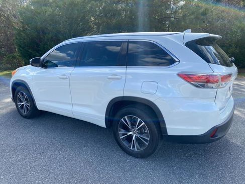 Used 2016 Toyota Highlander XLE image 2