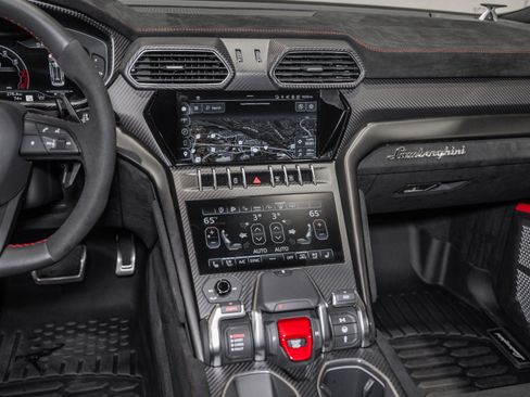 Used 2024 Lamborghini Urus Performante AWD/4WD image 32