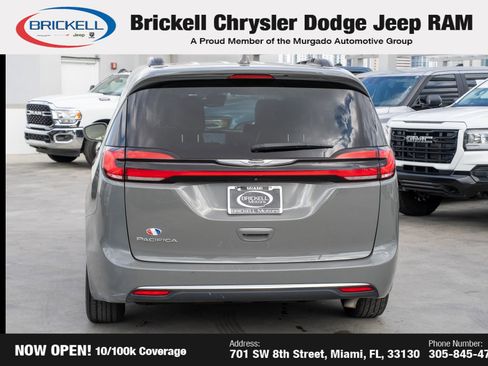 Used 2022 Chrysler Pacifica Touring-L image 6