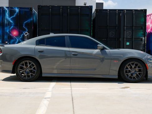Used 2018 Dodge Charger R/T Scat Pack RWD image 18