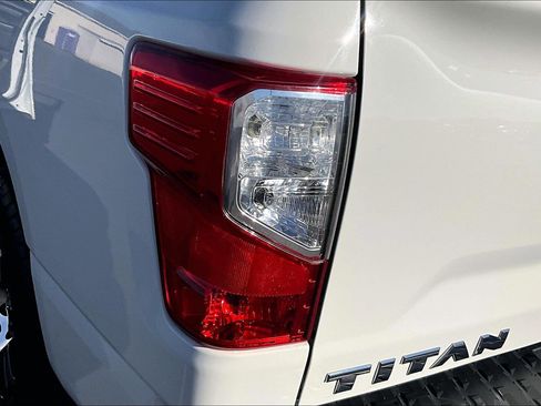 Used 2021 Nissan Titan SV image 21