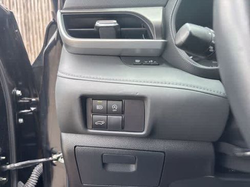 Used 2024 Toyota Highlander LE image 10