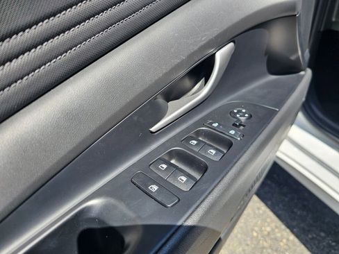 Used 2025 Hyundai Elantra Limited FWD image 27