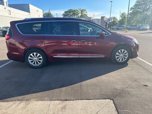 Used 2018 Chrysler Pacifica Touring-L Plus FWD image 4