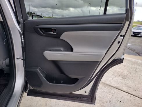 Used 2023 Toyota Highlander LE FWD image 25