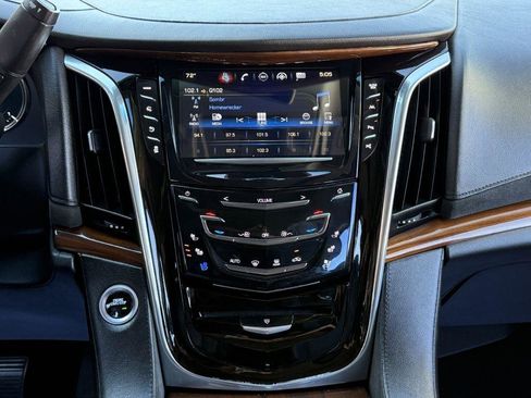 Used 2017 Cadillac Escalade Luxury image 30