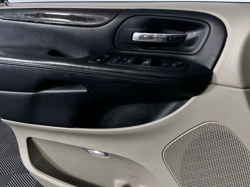 Used 2019 Dodge Grand Caravan SE w/ UConnect Hands-Free Group image 21