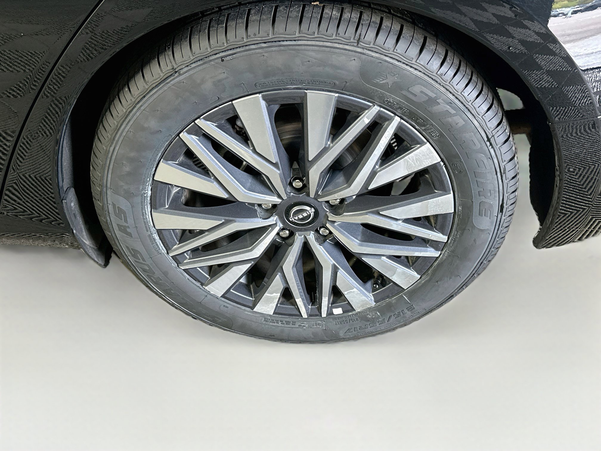 Used 2025 Nissan Altima 2.5 SV FWD image 11