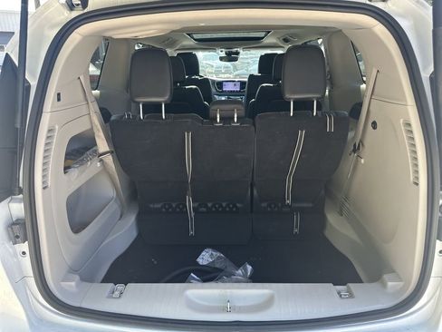 Used 2023 Chrysler Pacifica Touring-L image 18