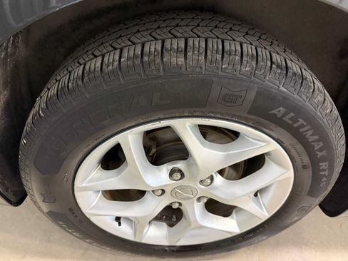Used 2017 Chrysler Pacifica Touring-L w/ Tire & Wheel Group FWD image 13
